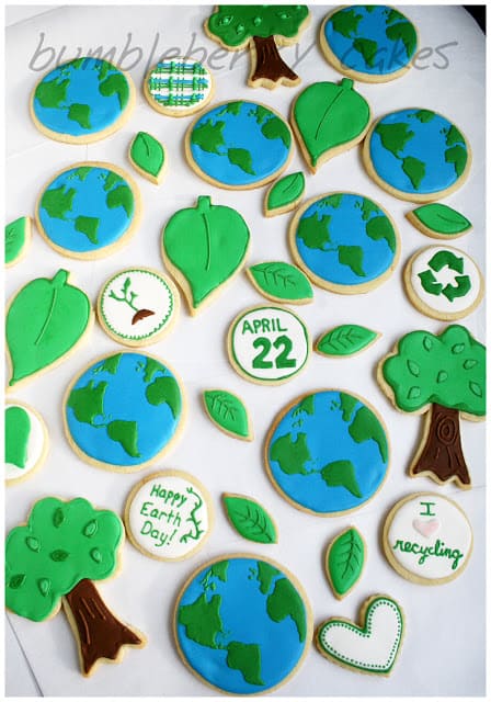 Shared at Ruffles and Rain Boots: Earth Day cookies from Bumbleberry Cakes
