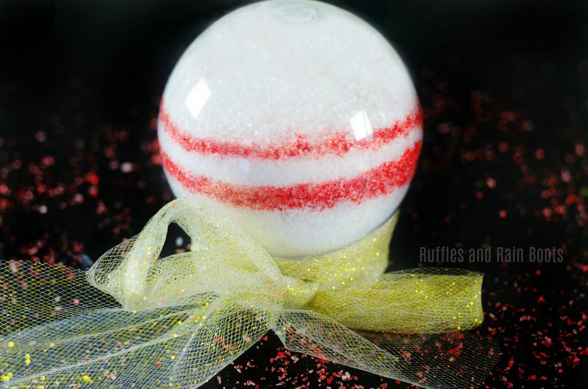 Make these adorable Christmas bath salts in a snow globe for a WOW-worthy Christmas gift idea!