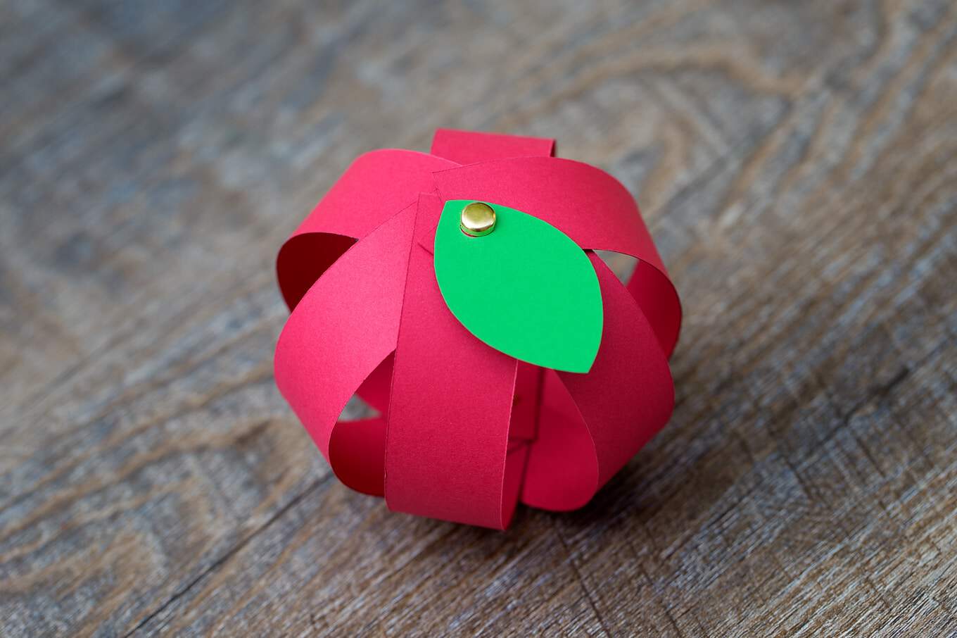 Paper Apple Craft with Printable Template _ Kindergarten Crafts