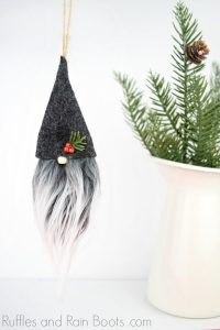 Gnome Ornament Wood Slice DIY Christmas Ornament Idea