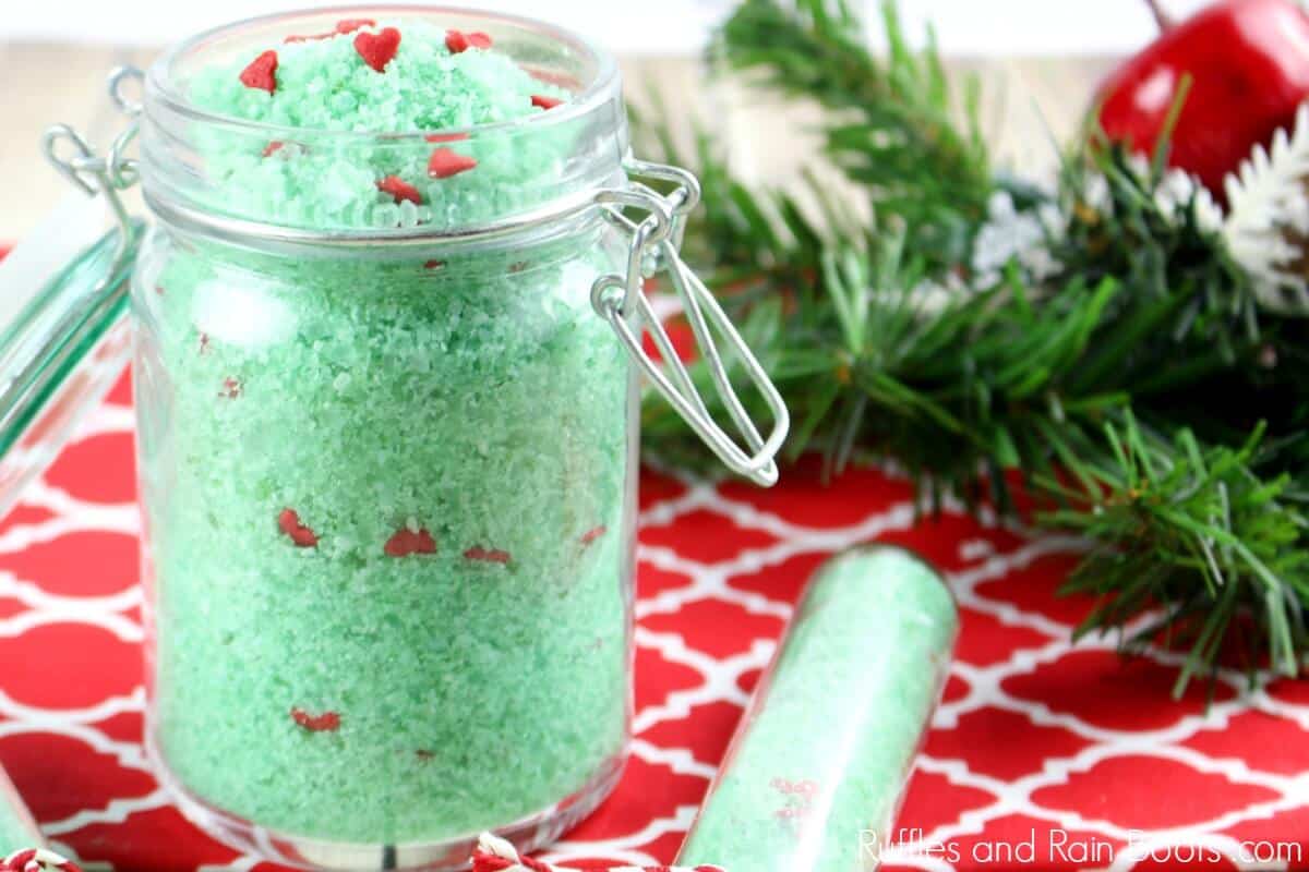 Grinch Christmas Bath Salts - An Easy Mason Jar Craft for Christmas
