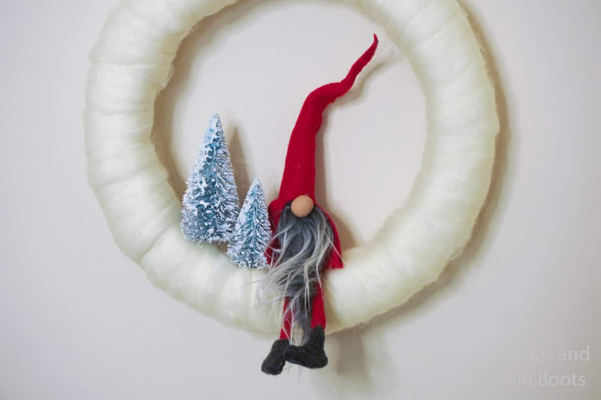 how to make a wreath with a gnome on it on a white background