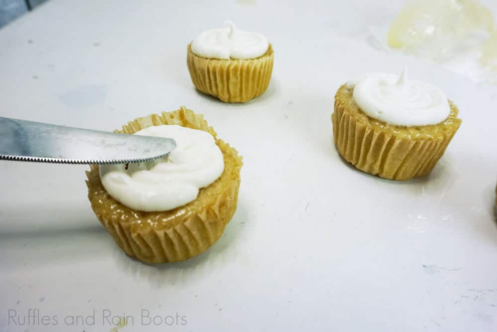 step 10 how to make snow globe cupcakes smooth icing on cupcakes