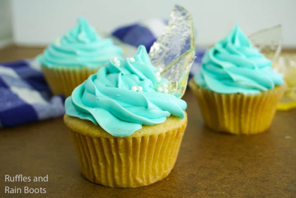 how to make queen elsa cupcakes with candy ice on a wood table in front of a white background