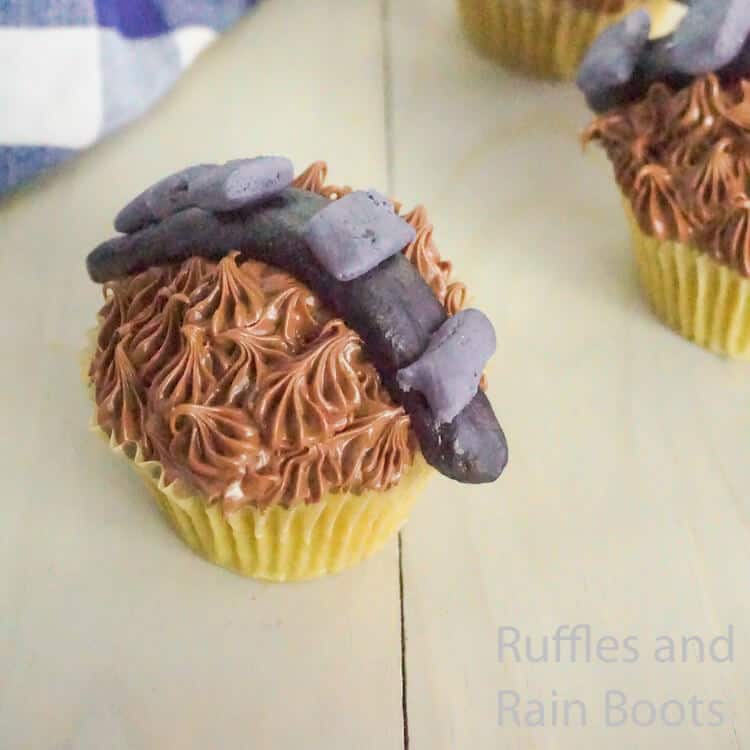 how to make star wars cupcakes chewie on a grey wood background