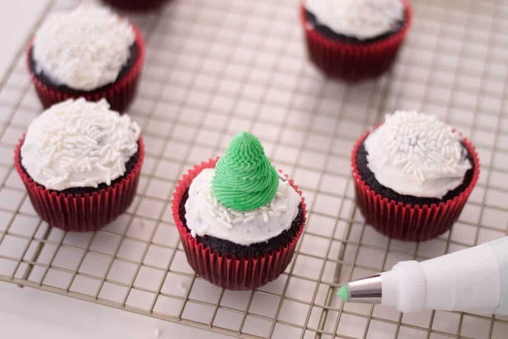 how to make christmas tree cupcakes with a buttercream christmas tree