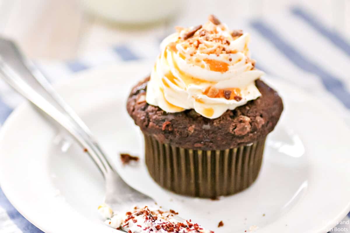 easy chocolate toffee cupcakes