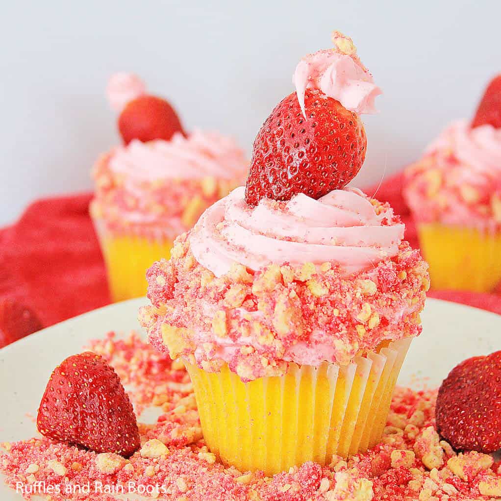 easy cupcake recipe with strawberry flavor
