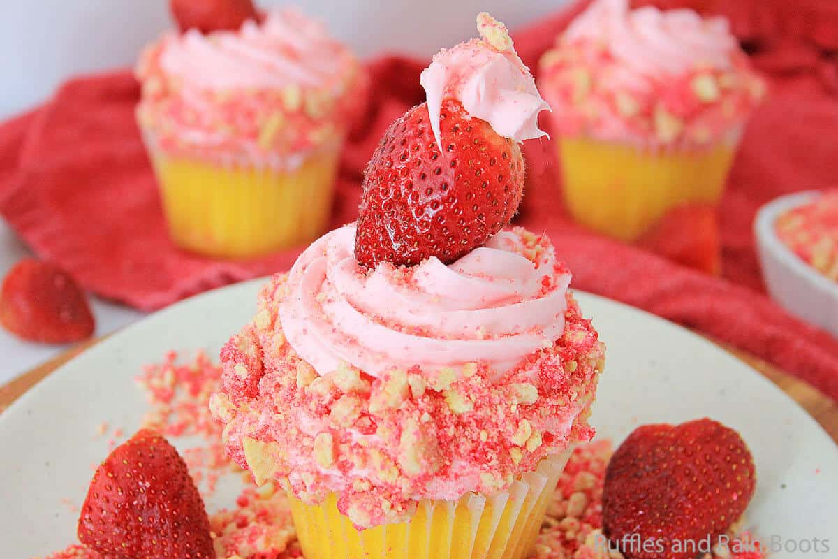 easy strawberry flavored cupcakes