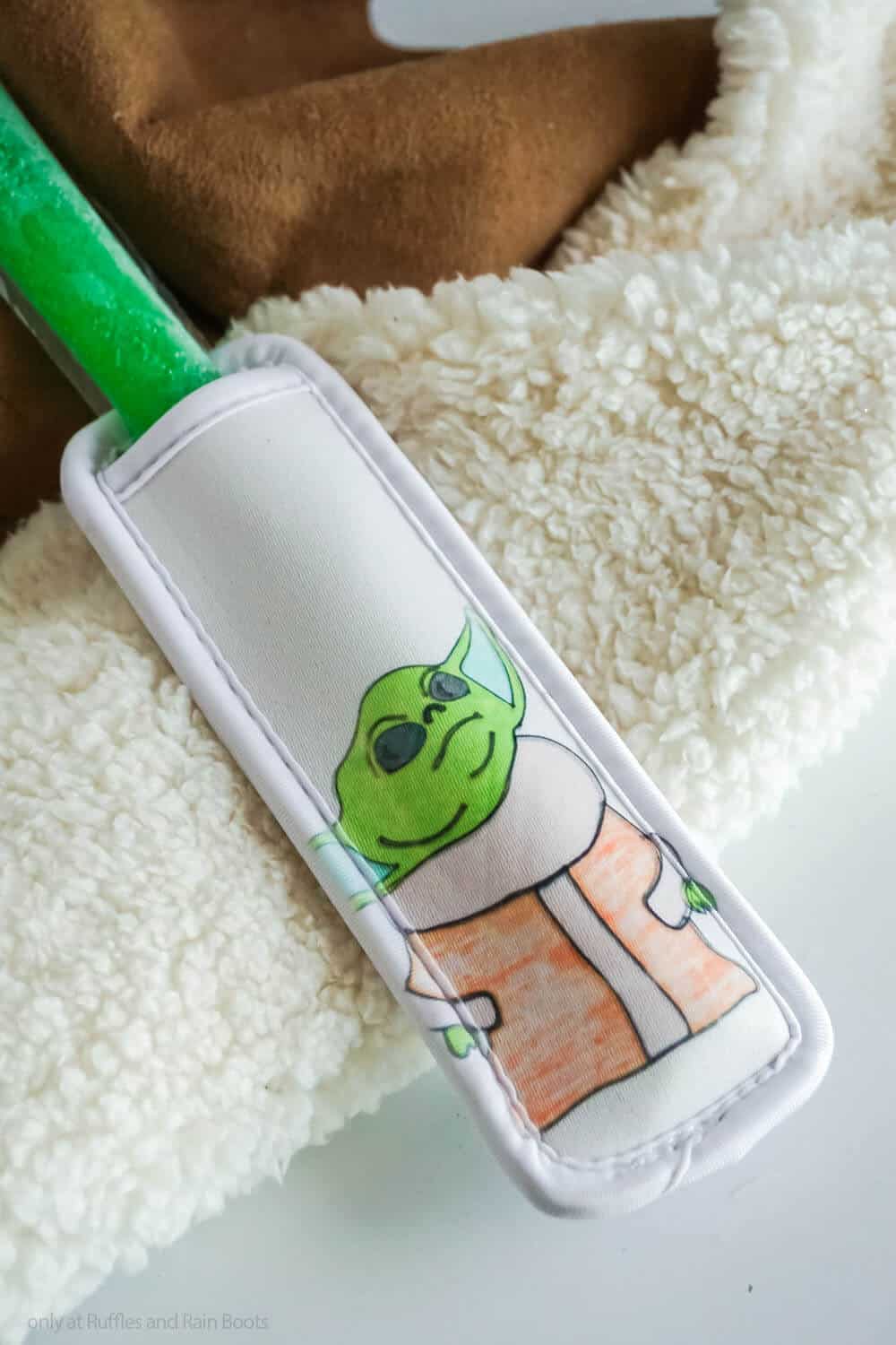easy diy baby yoda popsicle holder cricut craft for summer