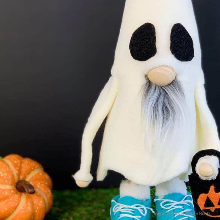 closeup of easy diy halloween ghost gnome no-sew pattern
