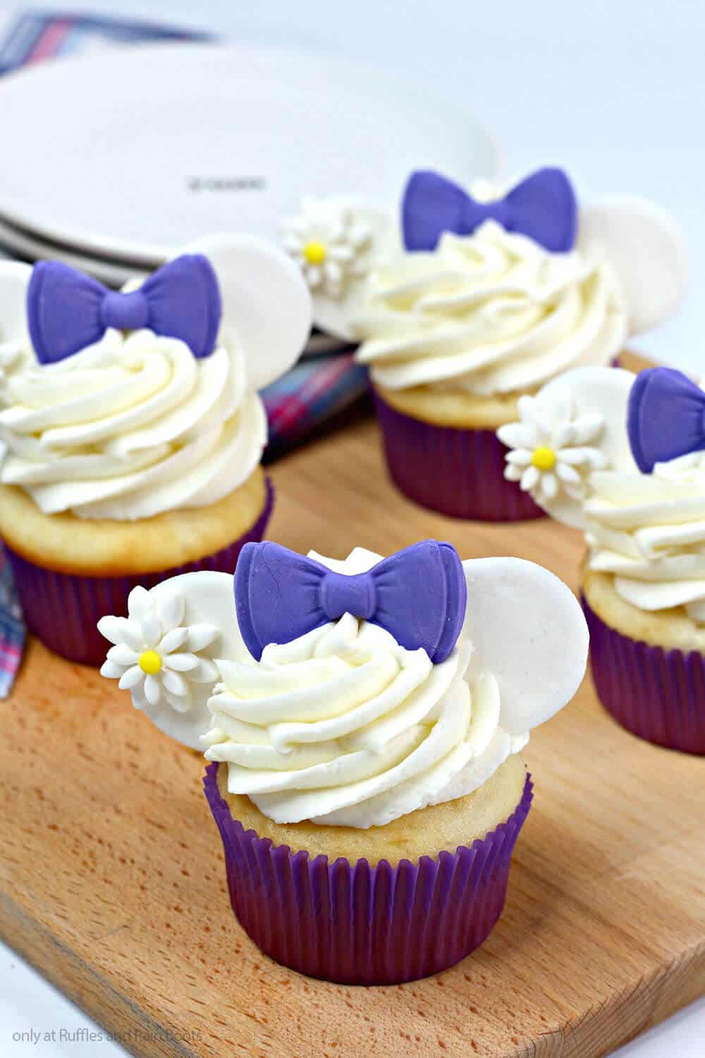 daisy duck cupcakes for a disney party