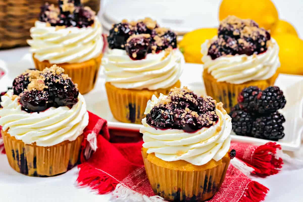 easy blackberry lemon cupcakes with crumble