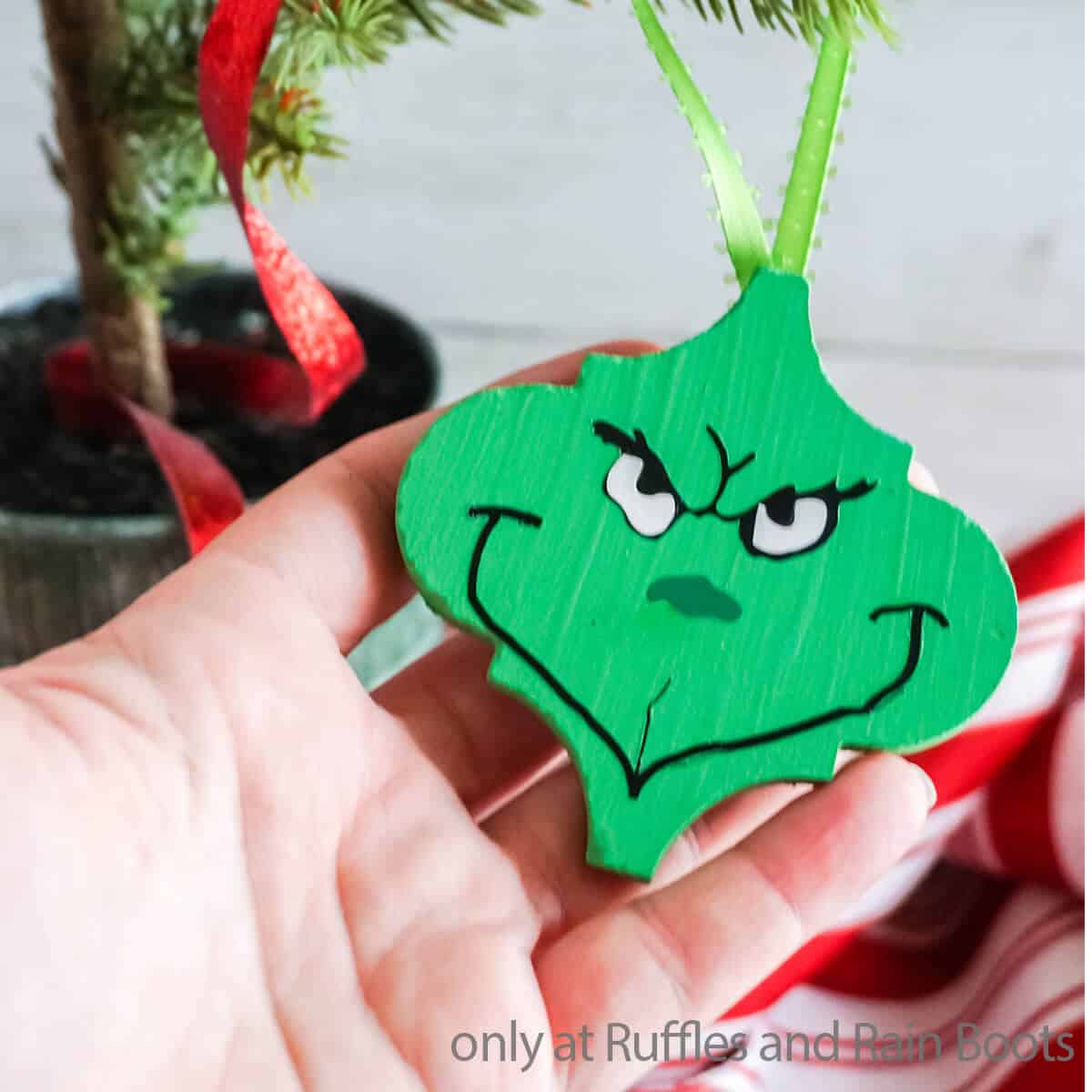 easy DIY Grinch tile ornament