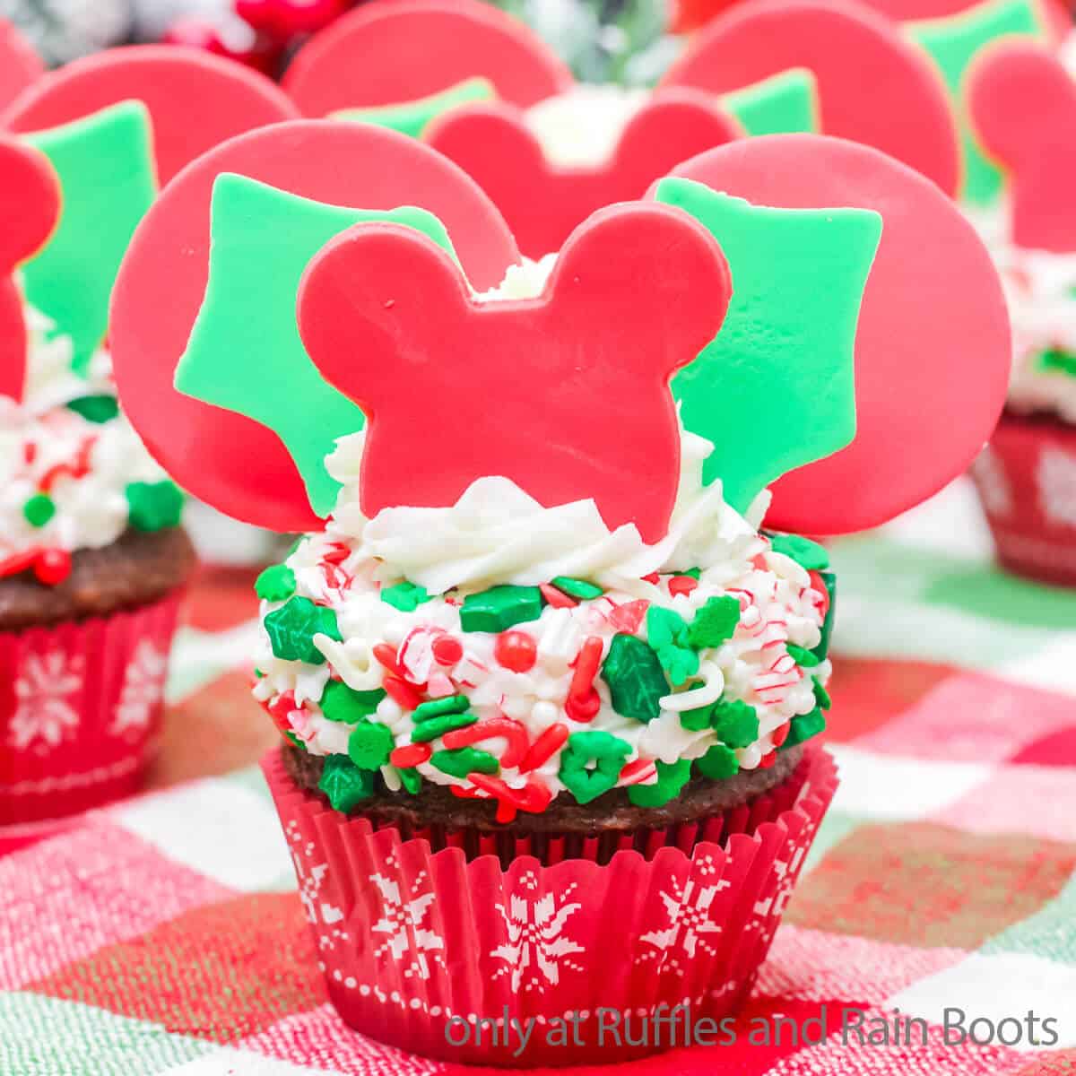 easy mickey christmas cupcakes for a christmas party