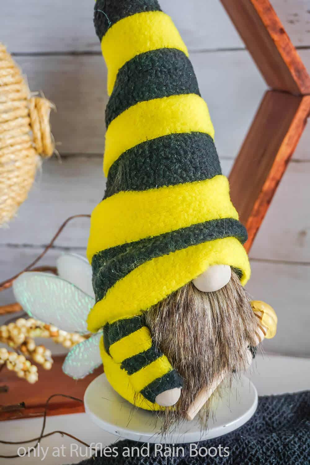 no-sew gnome pattern for a bee gnome